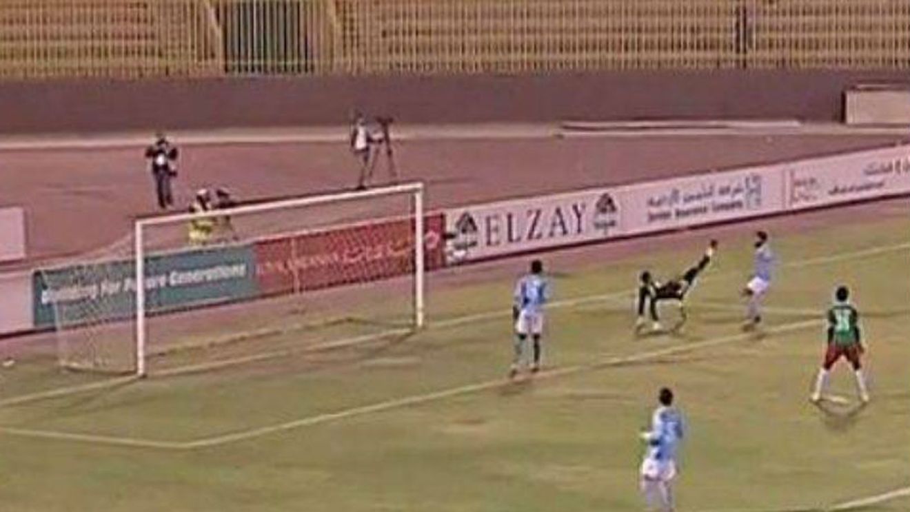 INCREDIBIL! Ce a vrut să facă portarul!? A apărat șutul, dar și-a dat autogol din foarfecă. VIDEO Faza săptămânii