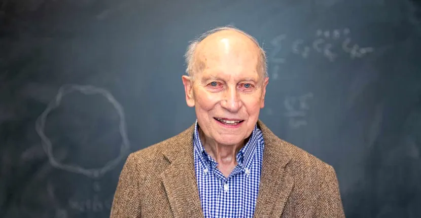 Povestea medicului care a obținut un doctorat în fizică la 89 de ani: „Este al treilea doctorat. Nu am nevoie de laborator, ci de hârtie și creion”