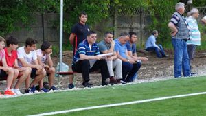 EXCLUSIV | Intrată în criză de timp, CSA Steaua negociază cu un urmărit penal din dosarul Microsoft asocierea cu un club din Liga 4. Clubul Armatei ar urma să cumpere, pentru 30.000 de euro, un lot întreg, cu tot cu antrenori