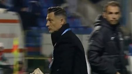 Imaginile rușinii! Mirel Rădoi, atacat cu hârtie igienică la Botoșani: „Gest deplasat”