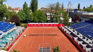 GALERIE FOTO | Improvizată, dar elegantă. A fost finalizată amenajarea noii arene de la Năstase-Țiriac Trophy 