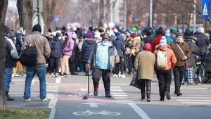 Imaginile sărăciei din București! Sute de nevoiași s-au adunat la palatul lui Gigi Becali, în ziua care îi unește pe toți credincioșii | GALERIE FOTO EXCLUSIV