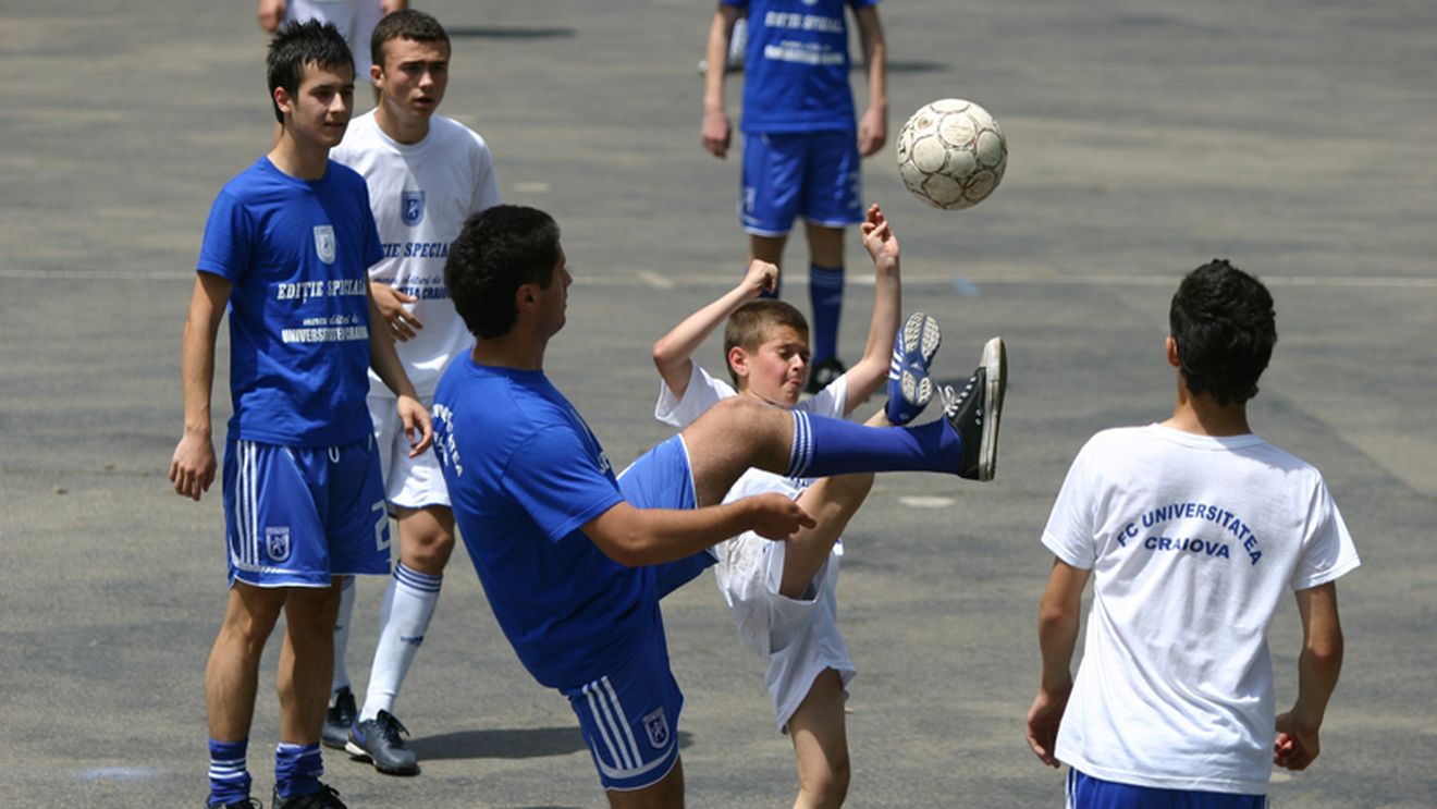 Universitatea Craiova se antrenează cu elevi