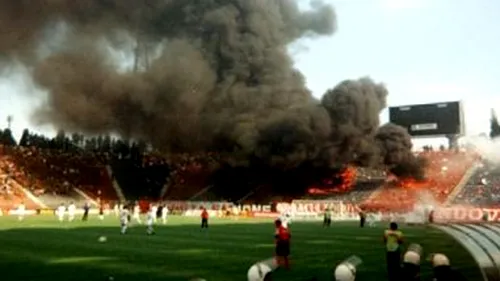 26 de ani de când galeria lui Dinamo a incendiat peluza oaspete de pe vechiul stadion din Ghencea. Mărturii de la fața locului din partea a doi dintre protagoniștii acelei partide. „Simțeam căldură foarte mare din spatele porții!”. Amintiri cu fuga lui Cornel Țălnar spre Valeriu Argăseală, tușier în derby-ul respectiv | EXCLUSIV