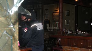 FOTO EXCLUSIV** HAOS în centrul Bucureștiului: pumni, picioare, pietre și un local VANDALIZAT! Imagini cu RĂ‚ZBOIUL fanilor în Steaua-Twente