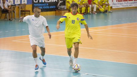 Lung în poartă, Doboș și Belodedici în defensivă, Rotariu, Țicleanu, Codrea și Dorinel la mijloc, Jean Vlădoiu în atac! Pentru ce s-au luptat foștii mari fotbaliști la Timișoara și adversarii care le-au ținut piept 