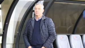 Prima fotografie cu Mircea Rednic după ce a ajuns din nou la spital. Gest curajos al antrenorului de la UTA