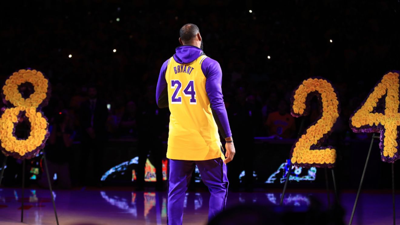 Los Angeles Lakers, ceremonie impresionantă pentru Kobe Bryant! LeBron, discurs emoționant | FOTO