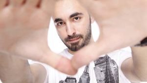 INTERVIU | Cabron, artistul cu vocea lăsată pe un scaun de pe "Ilie Oană". "Pot avea și concert, tot strig pentru Petrolul până răgușesc"