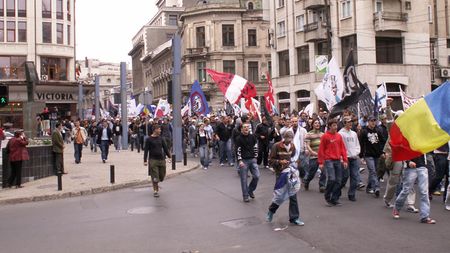 "Legea lui Mitică" e nulă pentru fani! Peste 3.000 de `ultrași` au fost amendați anul trecut!