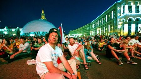 Și-a transformat parohia într-un fan-zone!** Euro se vede și în biserică: "Aici nu există înjurături"