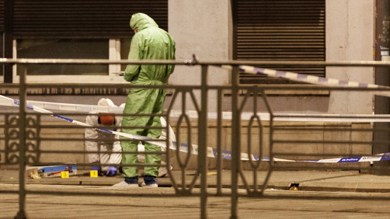 Cine este bărbatul care a comis atentatul terorist din Bruxelles! Au apărut primele imagini din momentul în care criminalul i-a ucis pe fanii suedezi: atenție, secvențele filmate vă pot afecta emoțional. UPDATE: Teroristul a fost împușcat mortal de polițiștii belgieni | VIDEO