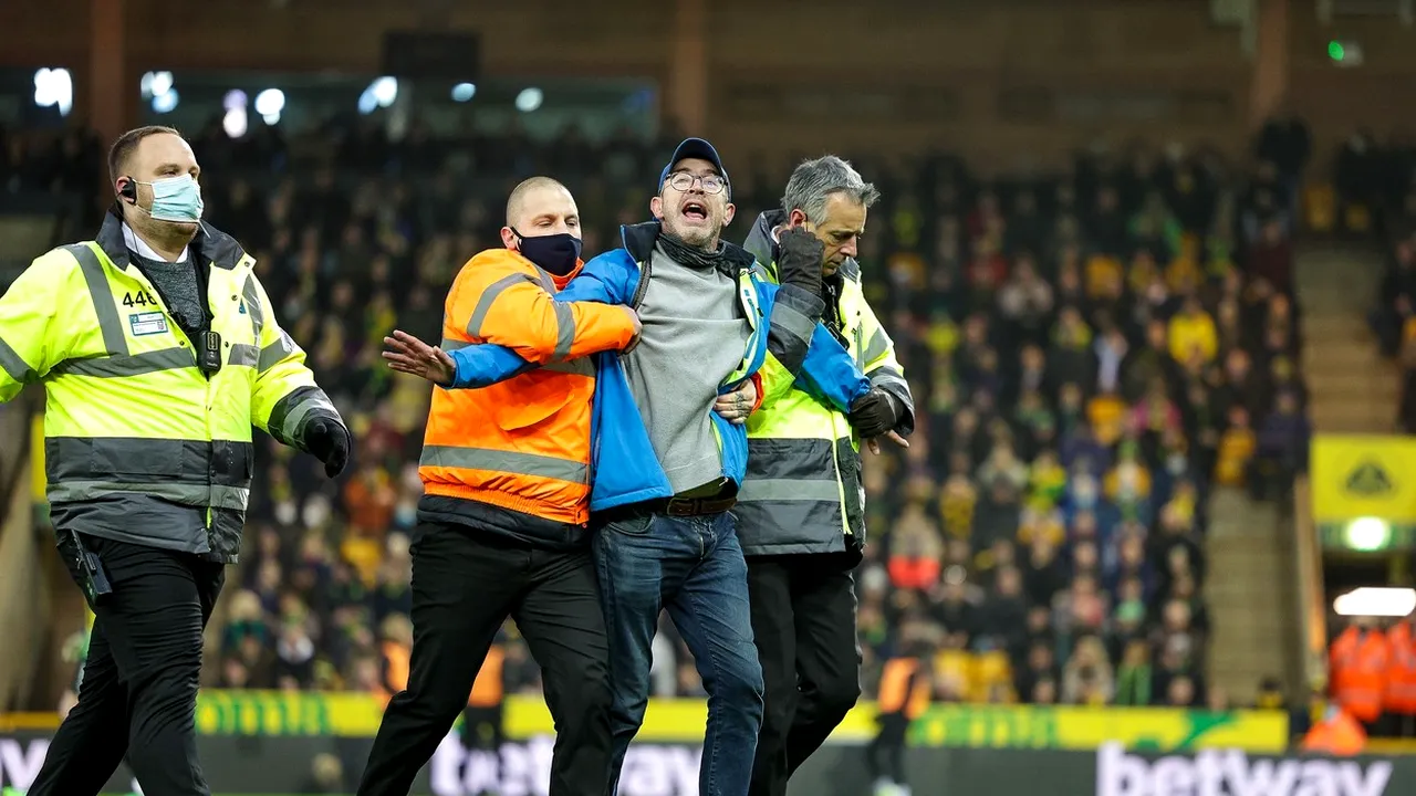 Un fan furios al lui Everton a intrat pe teren și a încercat să îl atace pe managerul Rafa Benitez, în timpul înfrângerii, 1-2, cu ultima clasată din Premier League, Norwich!