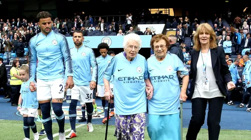 VIDEO | Surorile Vera și Olga au împreună 200 de ani, dar fotbalul le menține în formă maximă! Moment impresionant pe Ettihad: cele mai bătrâne fane ale lui Manchester City au însoțit pe gazon jucătorii lui Pep Guardiola