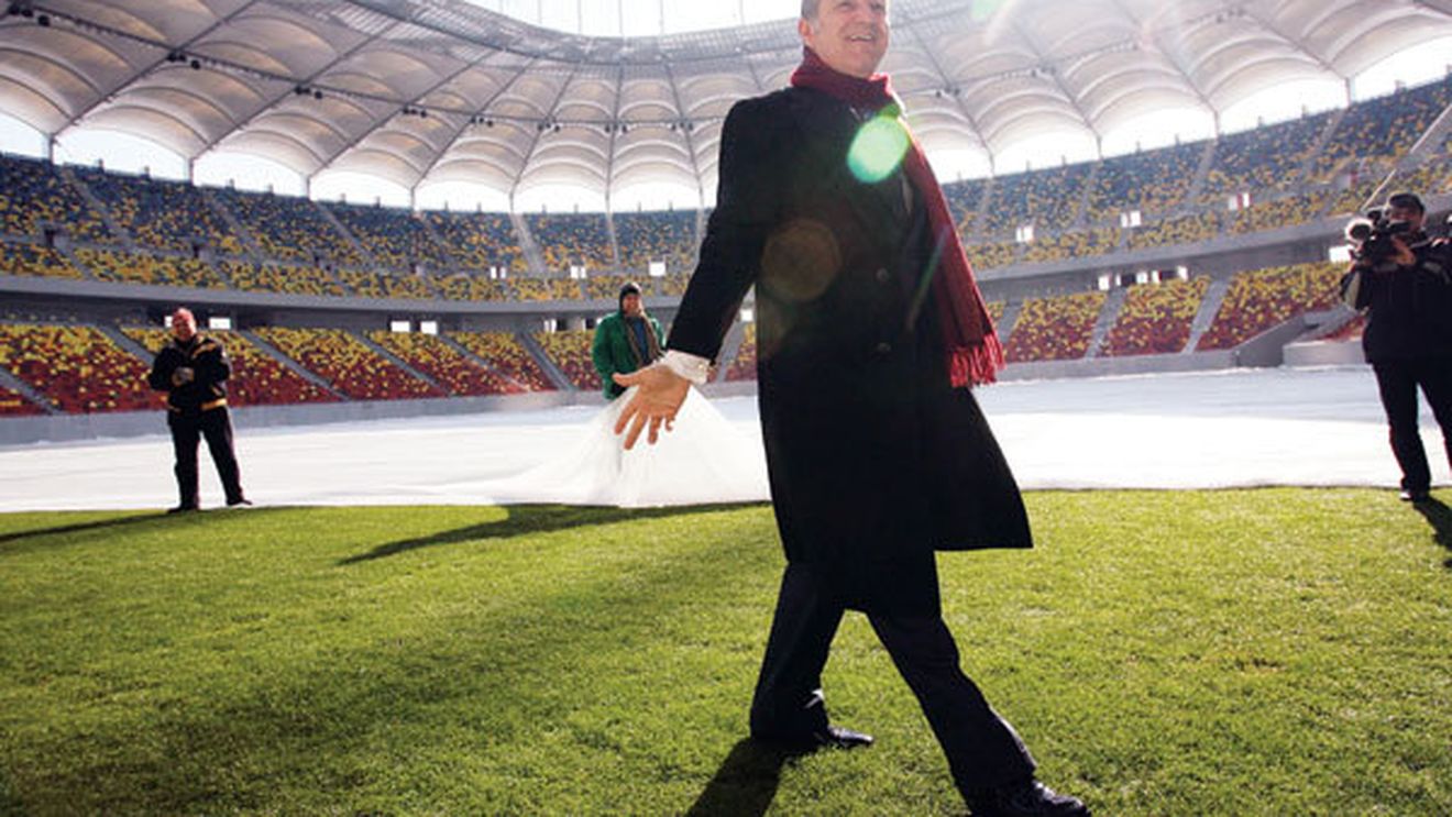 Becali a ascuns gunoiul sub prelată: "Bă, e extraordinar terenul!"** Îngrijorător: adevărul despre gazonul de pe "Național Arena"