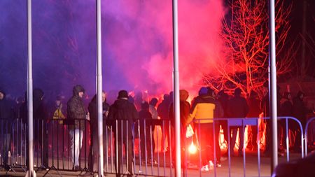 Liderul galeriei unei echipe din Superliga, dezvăluire șocantă. „Plătim jandarmii să introducă torțele pe stadion!” Cum sunt folosite fetele care merg la meciuri