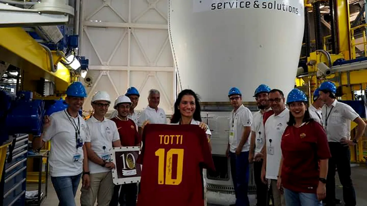 Tricoul purtat de Francesco Totti la meciul de retragere a fost trimis în spațiu