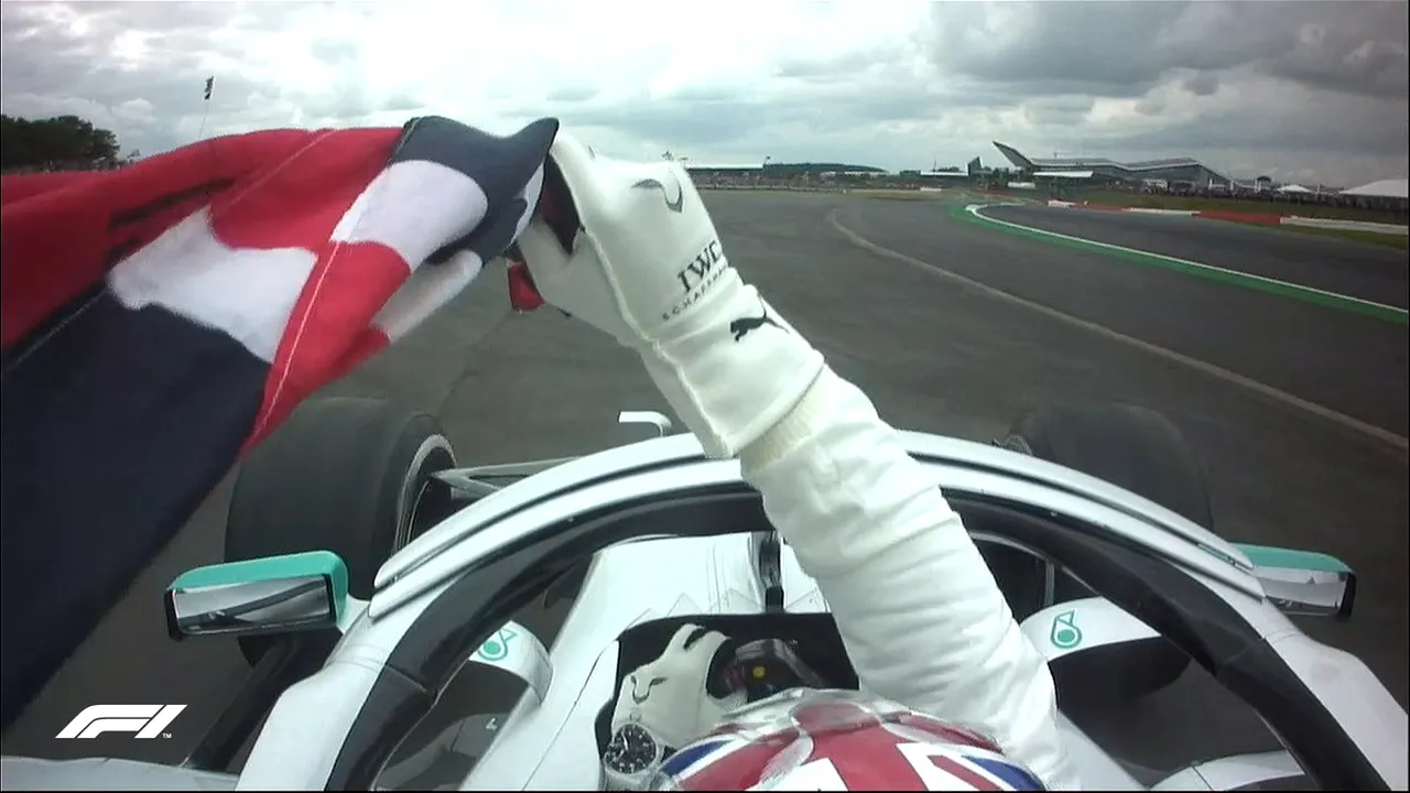 Formula 1 | Mercedes e de neoprit: Lewis Hamilton a câștigat MP de la Silverstone. Vettel și Verstappen s-au ciocnit pe final
