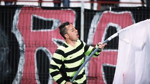 Florentin Petre s-a retras printre aplauze! A sărutat iarba din Ștefan cel Mare: "E gazon sacru pentru mine"