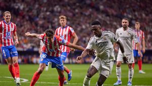 Meciul Atletico Madrid - Real Madrid a fost întrerupt din cauza incidentelor. Oaspeții conduceau cu 1-0 când arbitrul a decis să trimită echipele la vestiare