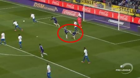 FOTO | Fază comică petrecută sub ochii lui Stanciu și Chipciu. Trebel a ratat o ocazie uriașă, iar colegul său a reacționat imediat. Cum a fost "pedepsit" pentru lipsa de inspirație