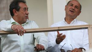 Nicolae Badea a venit cu "ploconul" la Copos:** i-a adus două cadouri "otrăvite" cu ironie! A primit în schimb o "cartelă de mâncare" :)