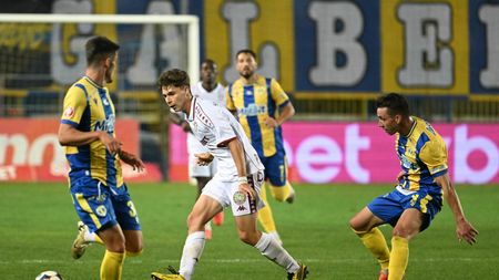 Motivul neașteptat pentru care Petrolul și Rapid nu reușesc să parafeze schimbul de fotbaliști pentru care discută de la începutul anului