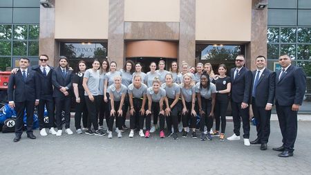 CSM București, "on fire" în Budapesta! Emoții la primul antrenament.
Unele cluburi din România au făcut presiuni la federație pentru a schimba programul stabilit inițial în acest weekend