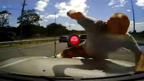 Cel mai NEBUN șofer pe care l-ai văzut vreodată în trafic. VIDEO - Milioane de oameni sunt scandalizați de gestul acestui bărbat!