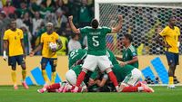 POSEDAȚI de fotbal într-o frenezie seducătoare! Mexic – Ecuador 2-0 la Cupa Mondială, meciul amânat de FIFA o oră. Cronică de Gabriel Berceanu
