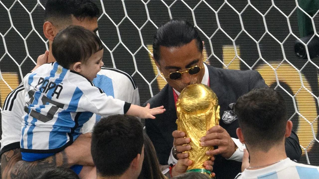 FIFA, măsuri dure împotriva lui Salt Bae după ce a intrat pe teren la finala Campionatului Mondial. Ce riscă celebrul bucătar turc după ce i-a agasat pe jucătorii Argentinei