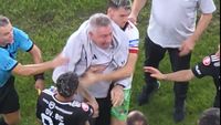 Cristiano Bergodi, imagini halucinante! A sărit la bătaie cu un fan al lui Dinamo: a luat roşu şi a fost ținut cu greu!