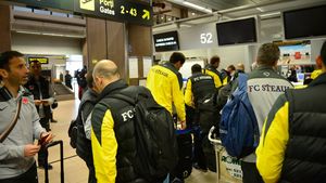 Steliștii au revenit în țară cu o cursă low cost, alături de mai mulți muncitori români: "Bănel mai e la Steaua?"