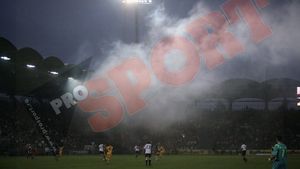 "Atmosfera unică în tribună!** I-am trimis o bezea unei fete, dar mi-a arătat degetul mijlociu" :)