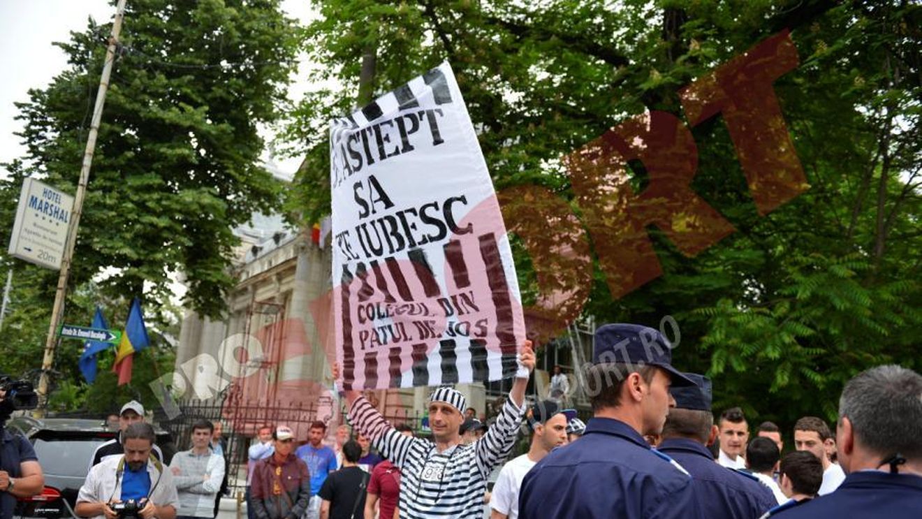 Fanii Rapidului protestează: "George Copos ăsta ești/ Trădătorul din Giulești!"