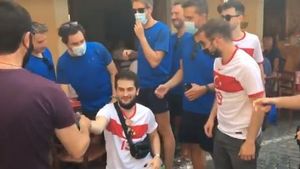 Ce s-a întâmplat în momentul în care fanii italieni s-au întâlnit cu fanii turci în centrul Romei, înainte de meciul de deschidere al EURO 2020 | VIDEO