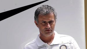 Mourinho: "Trebuie să ne gândim bine dacă îl luăm pe Rădoi"