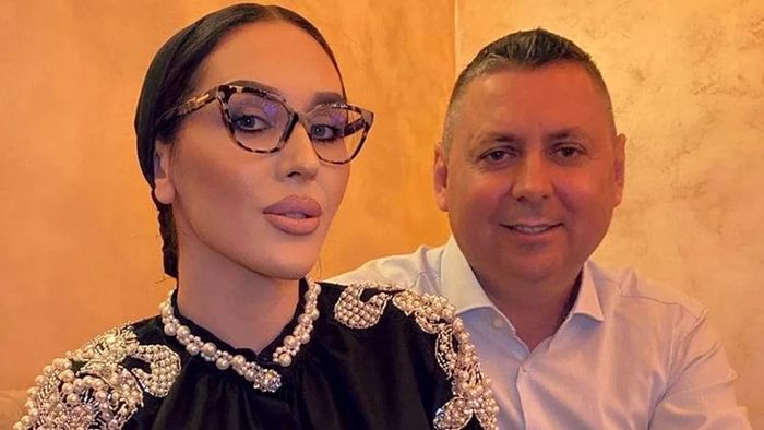 Femeia care a fost maltrată cu ciocanul de soțul ei, fost arbitru și investitor în fotbal, față în față cu agresorul care a vrut să o ucidă! „Să vă rugați pentru mine”