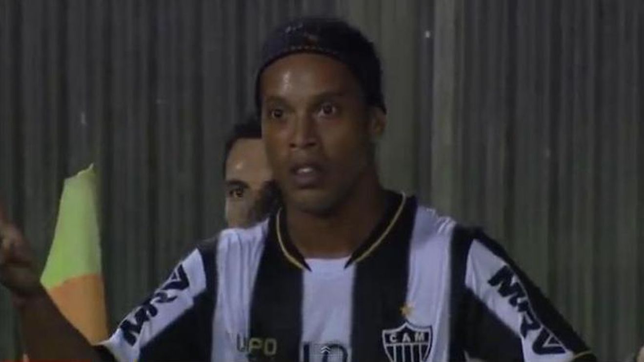 Nu se aștepta la o asemenea reacție! VIDEO Ronaldinho, atacat cu pietre în timpul unui meci