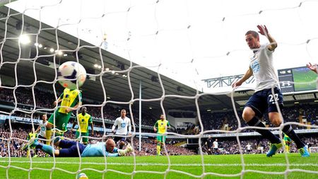 Demers unic în Premier League. Nemulțumiți de prestațiile favoriților, fanii lui Norwich au decis: a doua rezervă de portar e "jucătorul anului"