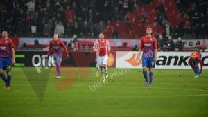 Ce surpriză pregătește Becali?** "O să vedeți ce se întâmplă cu Chiricheș! Vineri vin în țară" Patronul Stelei a plecat liniștit după întâlnirea cu echipa. Ce i-a transmis Reghe