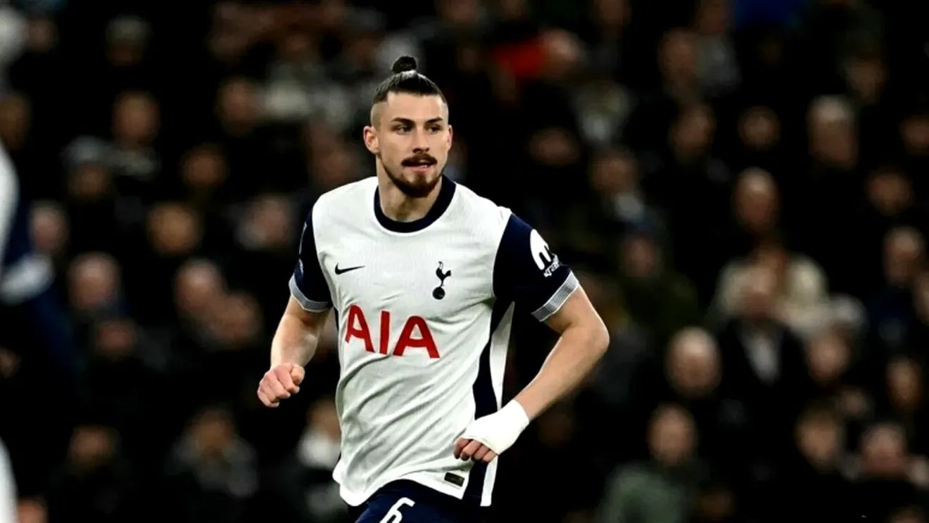 Scandal cu golul încasat de Radu Drăguşin şi Tottenham. VAR nu a anulat deşi hențul s-a văzut clar
