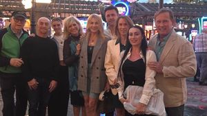 Nadia Comăneci și-a invitat oaspeții în Las Vegas! În același timp, la 10.000 kilometri distanță, la Focșani, s-a lansat o colecție de modă cu numele său