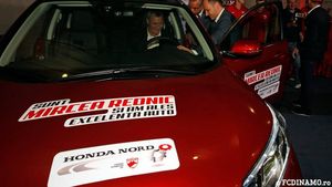 VIDEO | Dinamo și-a prezentat un nou sponsor, dar și-a dat și un autogol de imagine: replici acide între Rednic și Negoiță, cu zâmbetul pe buze. Cum a ieșit antrenorul din impasul creat tot de el