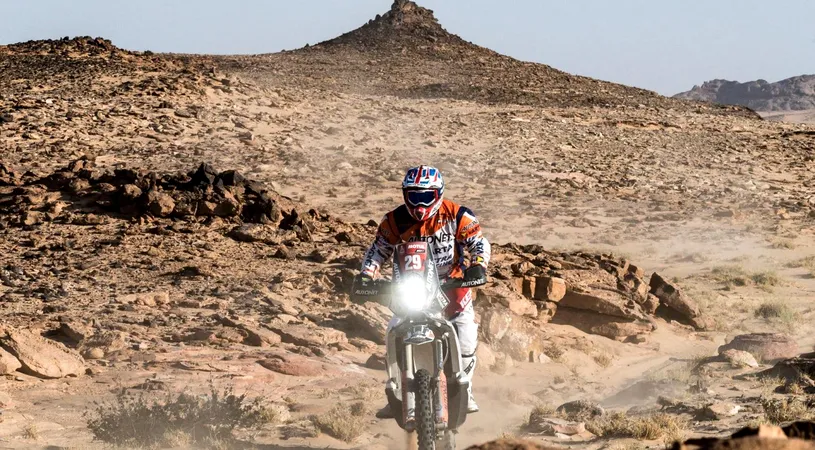 Emanuel Gyenes, prima zi cu probleme în Raliul Dakar 2021. Românul a încercat să limiteze pagubele în etapa a 3-a, dar la finalul zilei a pierdut șefia la clasa Malle Moto