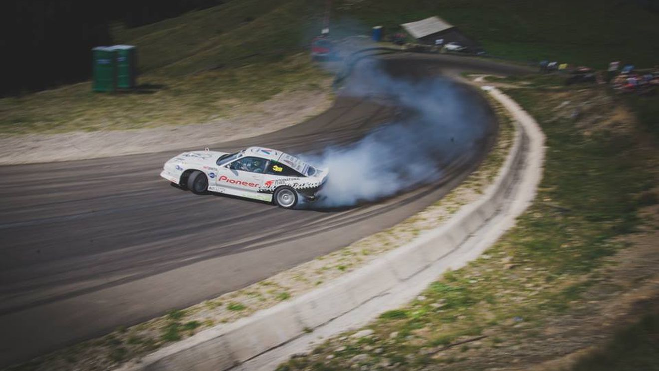 Te-ai întrebat vreodată cum arată o etapă de drift pe circuit montan? Adrenalină, duminică, pe drumul Pojorâta - Rarău 