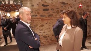 Motivul pentru care Vladimir Putin l-a trimis pe Roman Abramovici la negocierile de pace dintre Rusia și Ucraina. „Își apleacă urechea la el!”