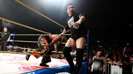 Tragedie în wrestling. Un luptător a murit după ce a fost lovit de Rey Mysterio. Lupta a continuat încă două minute, spectatorii fiind cei care au realizat ce se întâmplă | VIDEO