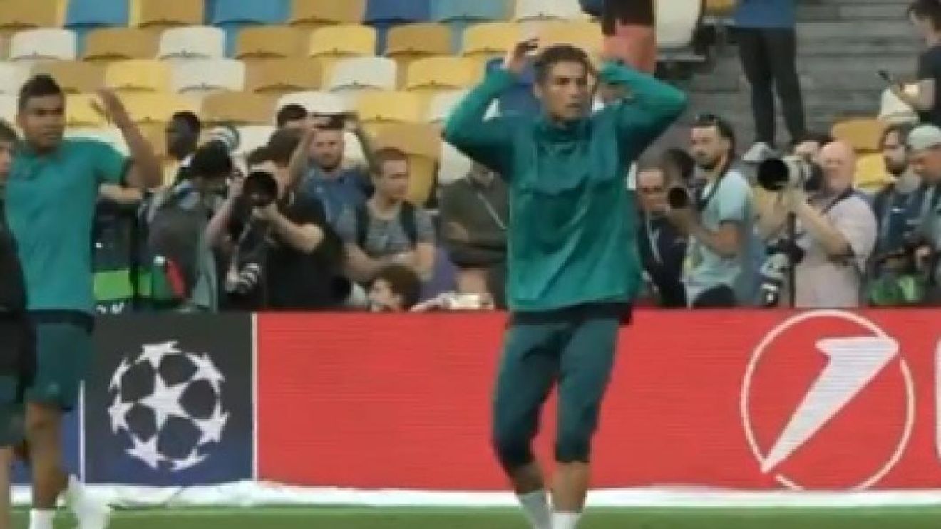 FOTO & VIDEO | Toată lumea și-a pus mâinile în cap. Ronaldo a lovit un cameraman în timpul antrenamentului oficial și l-a umplut de sânge. Cum arăta omul la finalul ședinței de pregătire