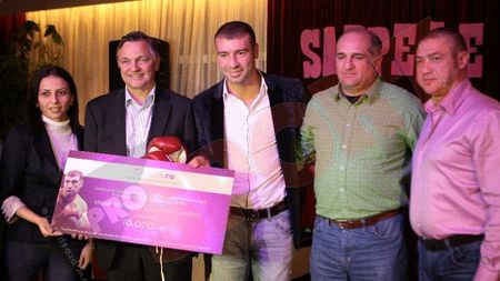 Mănușile cu care Bute l-a BĂ‚TUT pe Mendy** au fost vândute cu 10.001 â‚¬: "Mă așteptam la o sumă mai mare"